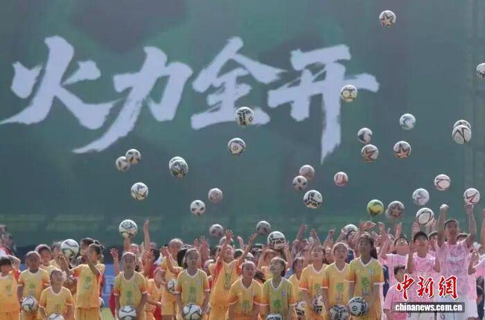 爱游戏体育登录入口-中国校园足球改革“南京样本”：从“苏超”看足球育人